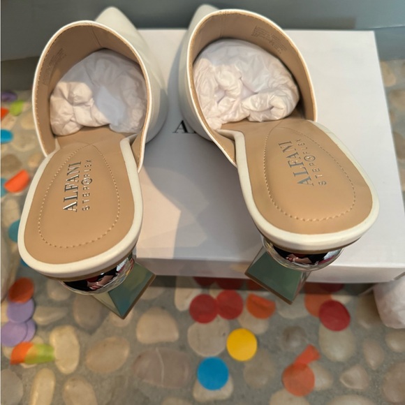 ALFANI โ Junneelโ in white with FUN& UNIQUE heels- zoom in for all the details! - Picture 9 of 15